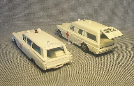 Dos ambulancias de Matchbox de las marcas Cadillac y Mercedes-Benz