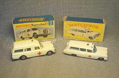 Dos ambulancias de Matchbox de las marcas Cadillac y Mercedes-Benz