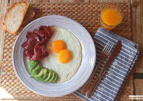 Huevos a la plancha perfectos con aguacate y cecina, receta saludable de desayuno para un domingo en familia