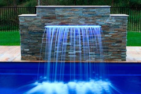 Elegancia y estilo en las piscinas con las cascadas acrílicas de Warmpool Elegancia y estilo en las piscinas con las cascadas acrílicas de Warmpool