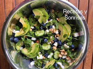 ENSALADA DE AGUACATE, ARÁNDANOS, AVELLANAS Y QUESO