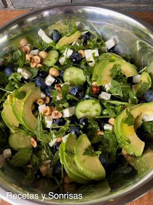 ENSALADA DE AGUACATE, ARÁNDANOS, AVELLANAS Y QUESO
