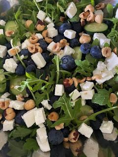 ENSALADA DE AGUACATE, ARÁNDANOS, AVELLANAS Y QUESO