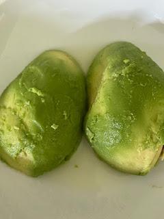 ENSALADA DE AGUACATE, ARÁNDANOS, AVELLANAS Y QUESO