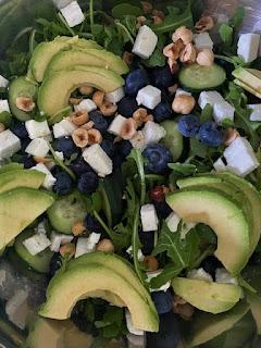 ENSALADA DE AGUACATE, ARÁNDANOS, AVELLANAS Y QUESO