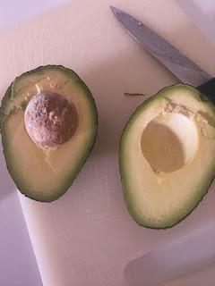 ENSALADA DE AGUACATE, ARÁNDANOS, AVELLANAS Y QUESO