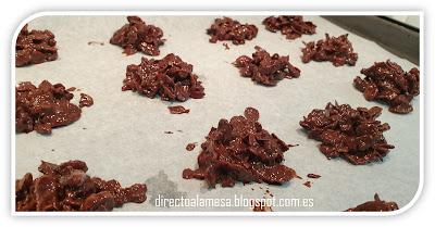 Rocas de copos de maíz y frutos secos