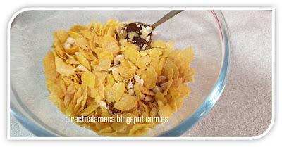 Rocas de copos de maíz y frutos secos