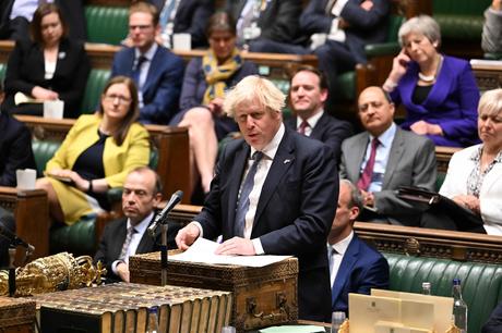 Boris Johnson sobrevive a la moción de censura