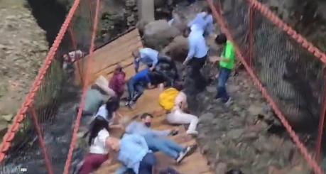 (video) Cae puente colgante en Cuernavaca mientras era inaugurado