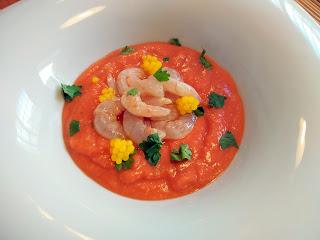 GAZPACHO ESPESO CON GAMBAS MACERADAS EN COÑAC, SALSA HP Y TABASCO.