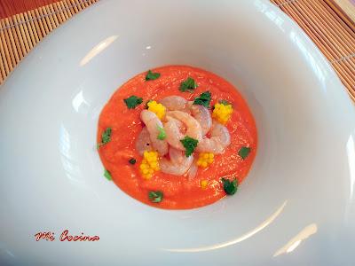 GAZPACHO ESPESO CON GAMBAS MACERADAS EN COÑAC, SALSA HP Y TABASCO.