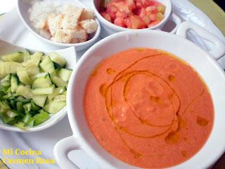 GAZPACHO ESPESO CON GAMBAS MACERADAS EN COÑAC, SALSA HP Y TABASCO.