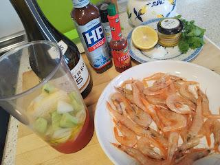 GAZPACHO ESPESO CON GAMBAS MACERADAS EN COÑAC, SALSA HP Y TABASCO.