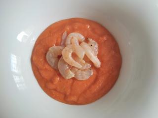 GAZPACHO ESPESO CON GAMBAS MACERADAS EN COÑAC, SALSA HP Y TABASCO.