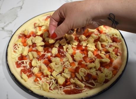 Pizza de pollo y beicon con salsa barbacoa