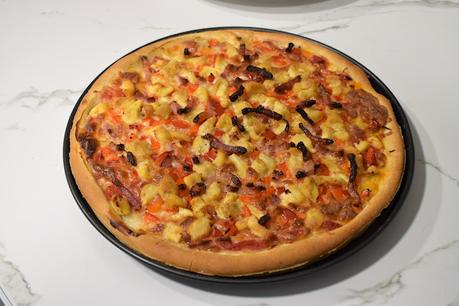 Pizza de pollo y beicon con salsa barbacoa