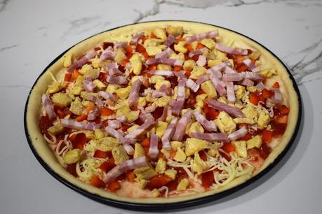 Pizza de pollo y beicon con salsa barbacoa