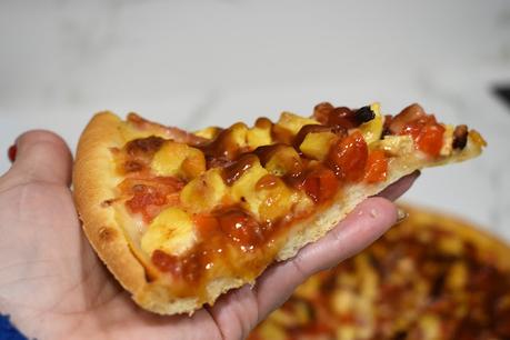 Pizza de pollo y beicon con salsa barbacoa