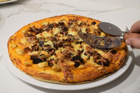 Pizza de pollo y beicon con salsa barbacoa