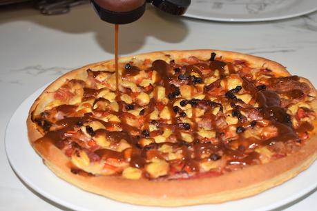 Pizza de pollo y beicon con salsa barbacoa