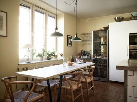 delikatissen vintage vinoteca en cocina scandinavian apartment scandi kitchen open kitchen mueble bar decoración pisos pequeño cocina con península cocina abierta  