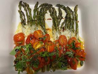 ESPARRAGOS VERDES CON TOMAES CHERRIES Y MOZZARELLA ESPARRAGOS VERDES CON TOMAES CHERRIES Y MOZZARELLA