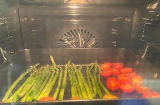 ESPARRAGOS VERDES CON TOMAES CHERRIES Y MOZZARELLA ESPARRAGOS VERDES CON TOMAES CHERRIES Y MOZZARELLA