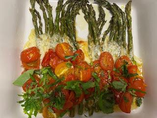 ESPARRAGOS VERDES CON TOMAES CHERRIES Y MOZZARELLA ESPARRAGOS VERDES CON TOMAES CHERRIES Y MOZZARELLA