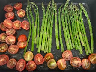 ESPARRAGOS VERDES CON TOMAES CHERRIES Y MOZZARELLA ESPARRAGOS VERDES CON TOMAES CHERRIES Y MOZZARELLA
