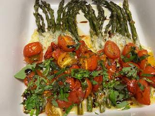 ESPARRAGOS VERDES CON TOMAES CHERRIES Y MOZZARELLA ESPARRAGOS VERDES CON TOMAES CHERRIES Y MOZZARELLA