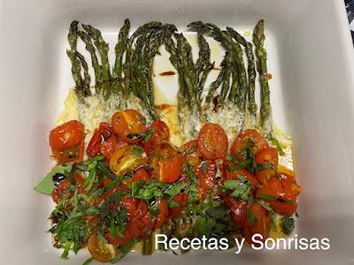 ESPARRAGOS VERDES CON TOMAES CHERRIES Y MOZZARELLA ESPARRAGOS VERDES CON TOMAES CHERRIES Y MOZZARELLA