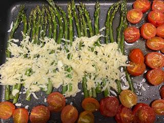 ESPARRAGOS VERDES CON TOMAES CHERRIES Y MOZZARELLA ESPARRAGOS VERDES CON TOMAES CHERRIES Y MOZZARELLA