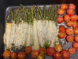 ESPARRAGOS VERDES CON TOMAES CHERRIES Y MOZZARELLA ESPARRAGOS VERDES CON TOMAES CHERRIES Y MOZZARELLA