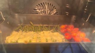 ESPARRAGOS VERDES CON TOMAES CHERRIES Y MOZZARELLA ESPARRAGOS VERDES CON TOMAES CHERRIES Y MOZZARELLA