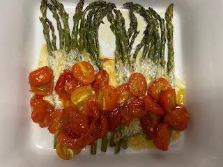 ESPARRAGOS VERDES CON TOMAES CHERRIES Y MOZZARELLA ESPARRAGOS VERDES CON TOMAES CHERRIES Y MOZZARELLA