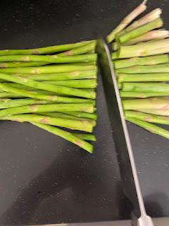 ESPARRAGOS VERDES CON TOMAES CHERRIES Y MOZZARELLA ESPARRAGOS VERDES CON TOMAES CHERRIES Y MOZZARELLA