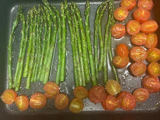 ESPARRAGOS VERDES CON TOMAES CHERRIES Y MOZZARELLA ESPARRAGOS VERDES CON TOMAES CHERRIES Y MOZZARELLA