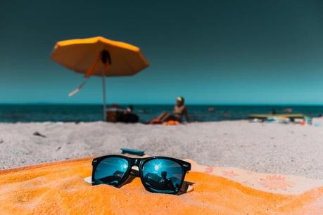 playa con sombrilla y gafas de sol
