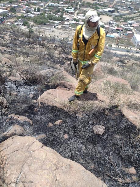Bomberos controlan incendio en la Sierra de San Miguelito