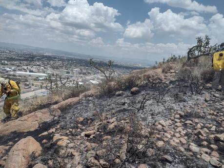 Bomberos controlan incendio en la Sierra de San Miguelito