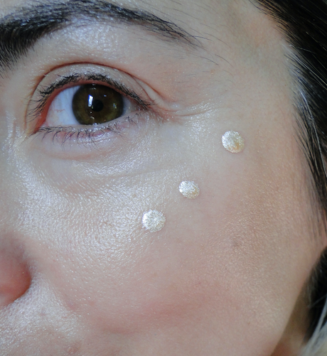 Suero con color True Match Tinted y Glow Mon Amour, piel desnuda con brillo. Suero con color True Match Tinted y Glow Mon Amour, piel desnuda con brillo.