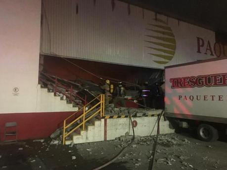 Incendio consume instalaciones de paquetería Tres Guerras