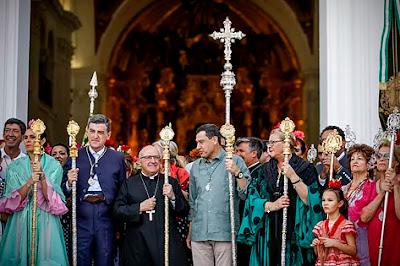 Lleno en El Rocío… Y la falta de explicaciones del Emérito.