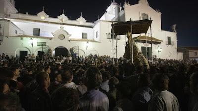 Lleno en El Rocío… Y la falta de explicaciones del Emérito.
