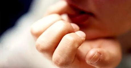 Morderse las uñas o arrancarse la piel de las manos podría ser signo de TOC