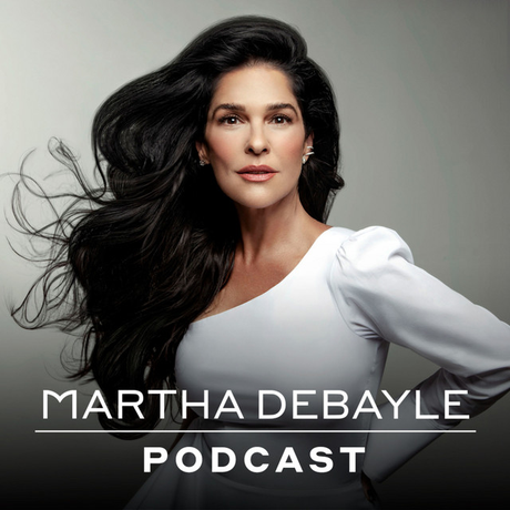 Logo del podcast con foto de la presentadora Martha Debayle