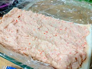 PASTEL SALADO CON PAN DE MOLDE, SURIMI, ATÚN, HUEVO Y LANGOSTINOS