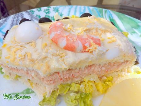 PASTEL SALADO CON PAN DE MOLDE, SURIMI, ATÚN, HUEVO Y LANGOSTINOS