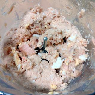 PASTEL SALADO CON PAN DE MOLDE, SURIMI, ATÚN, HUEVO Y LANGOSTINOS PASTEL SALADO CON PAN DE MOLDE, SURIMI, ATÚN, HUEVO Y LANGOSTINOS